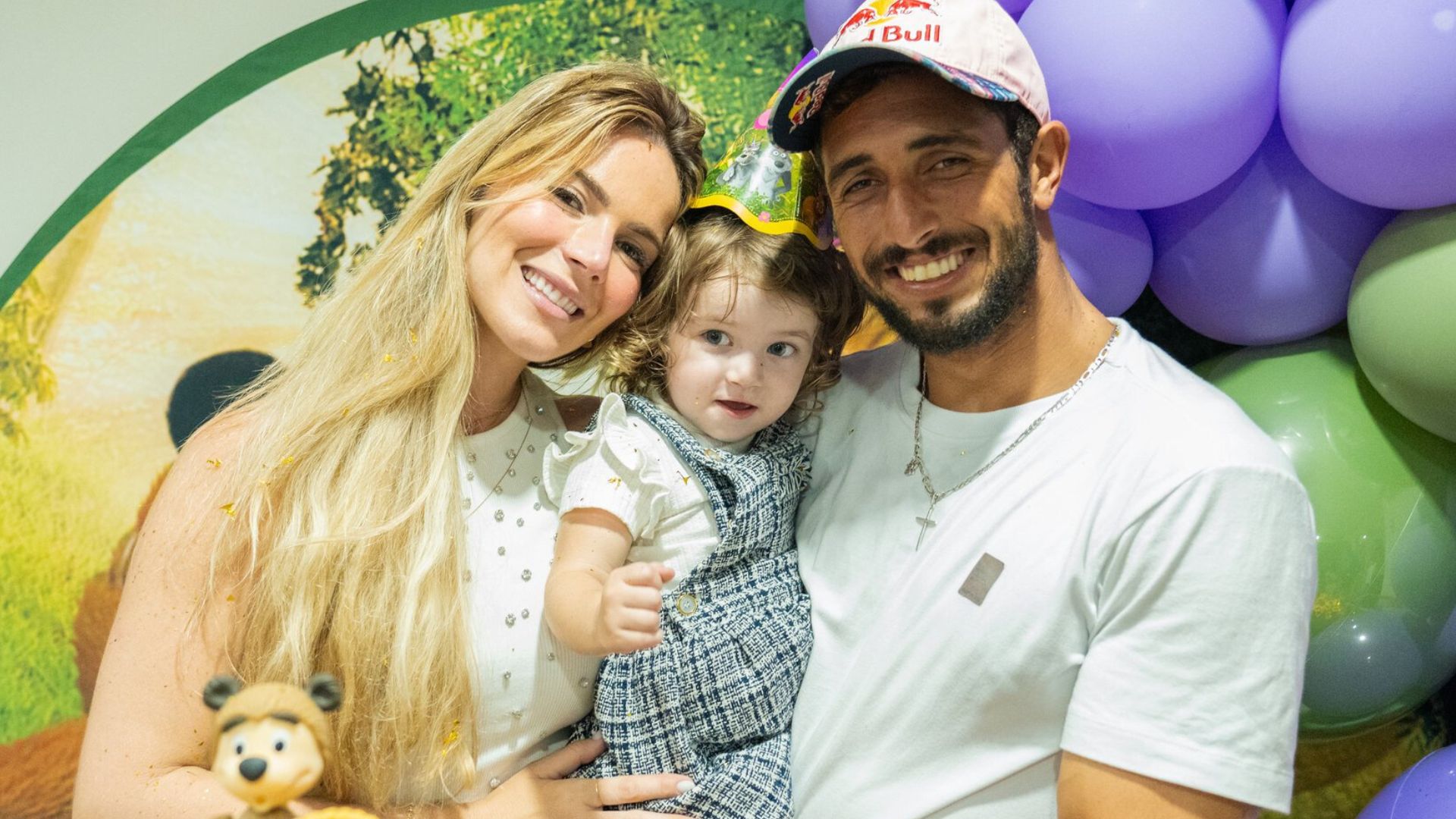 Filha de Lucas Chumbo ganha festinha de aniversário após surfista voltar do RS
