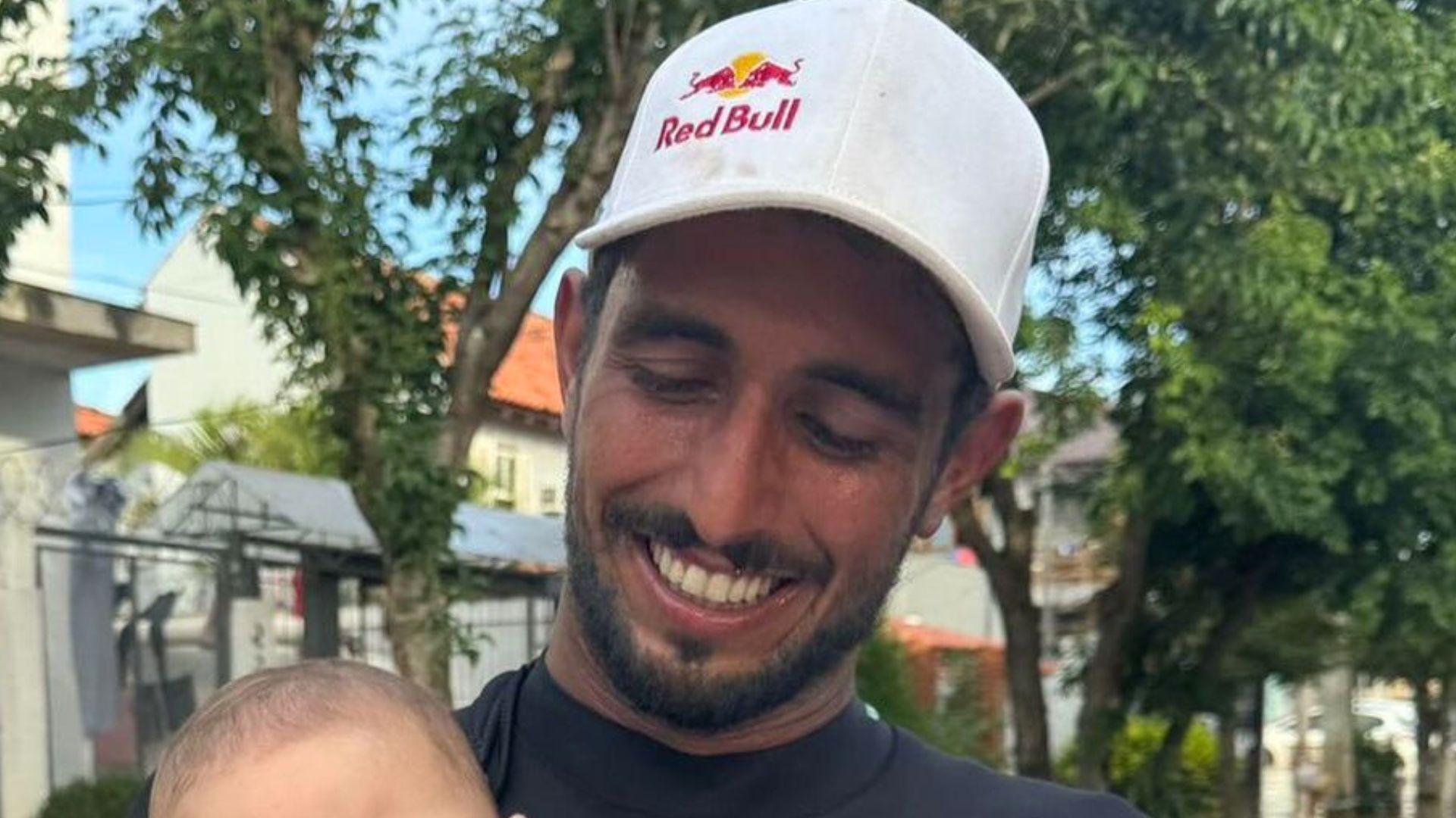 Esposa de Lucas Chumbo se emociona após surfista resgatar bebê no RS