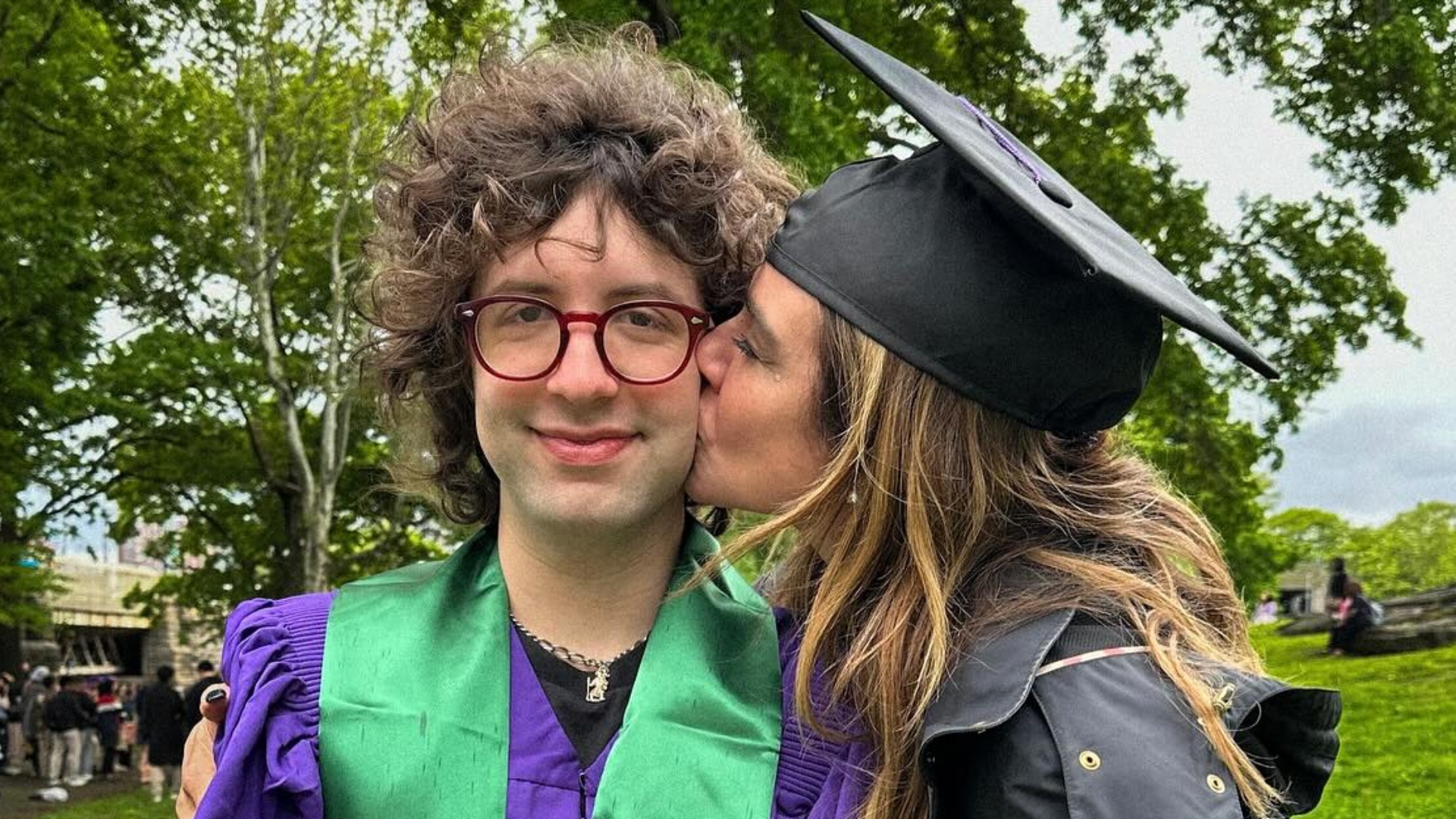 Luciana Gimenez abre álbum de fotos da formatura do filho: “Sinto orgulho”