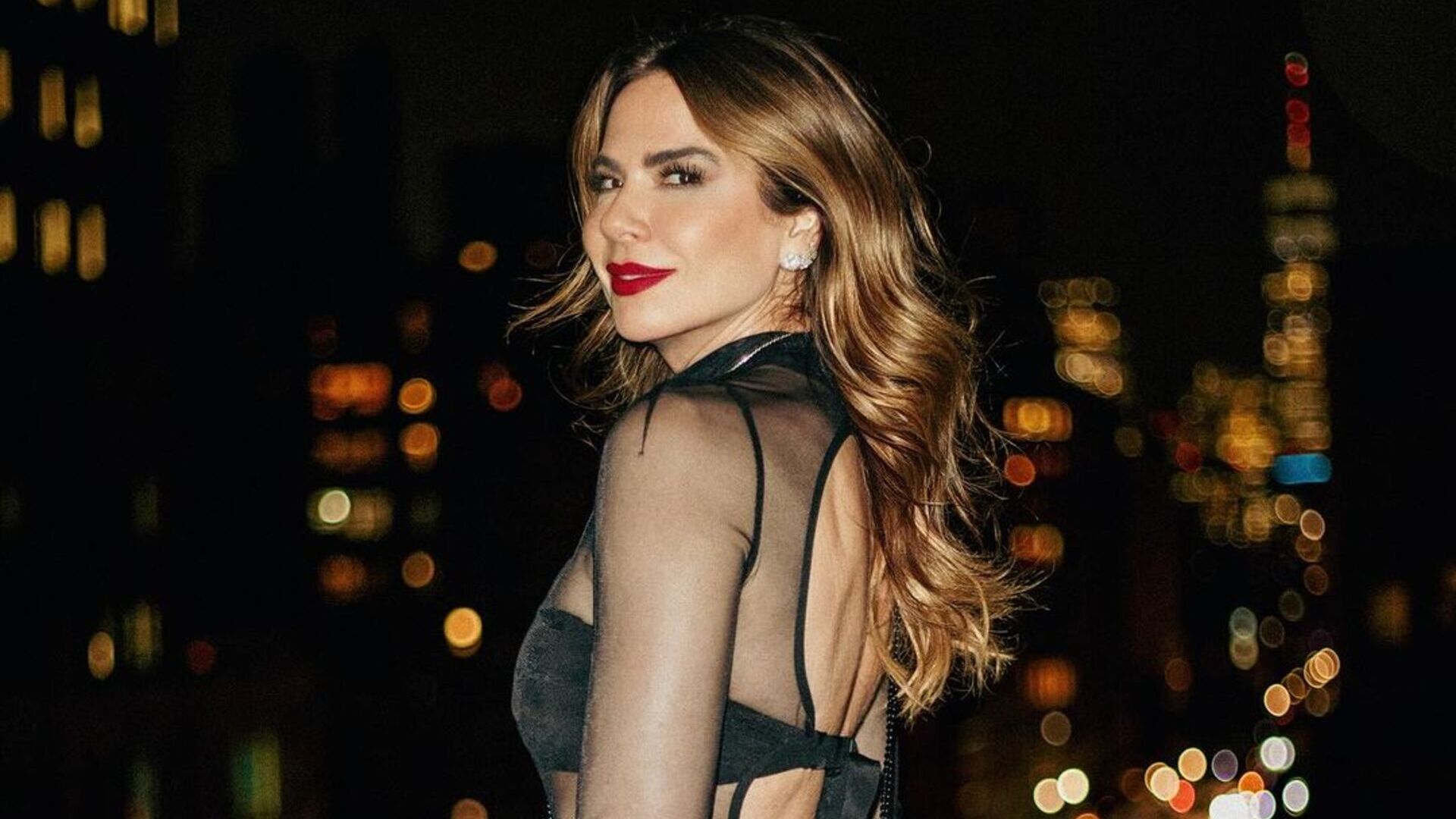 Luciana Gimenez impressiona com look todo transparente para passear em NY