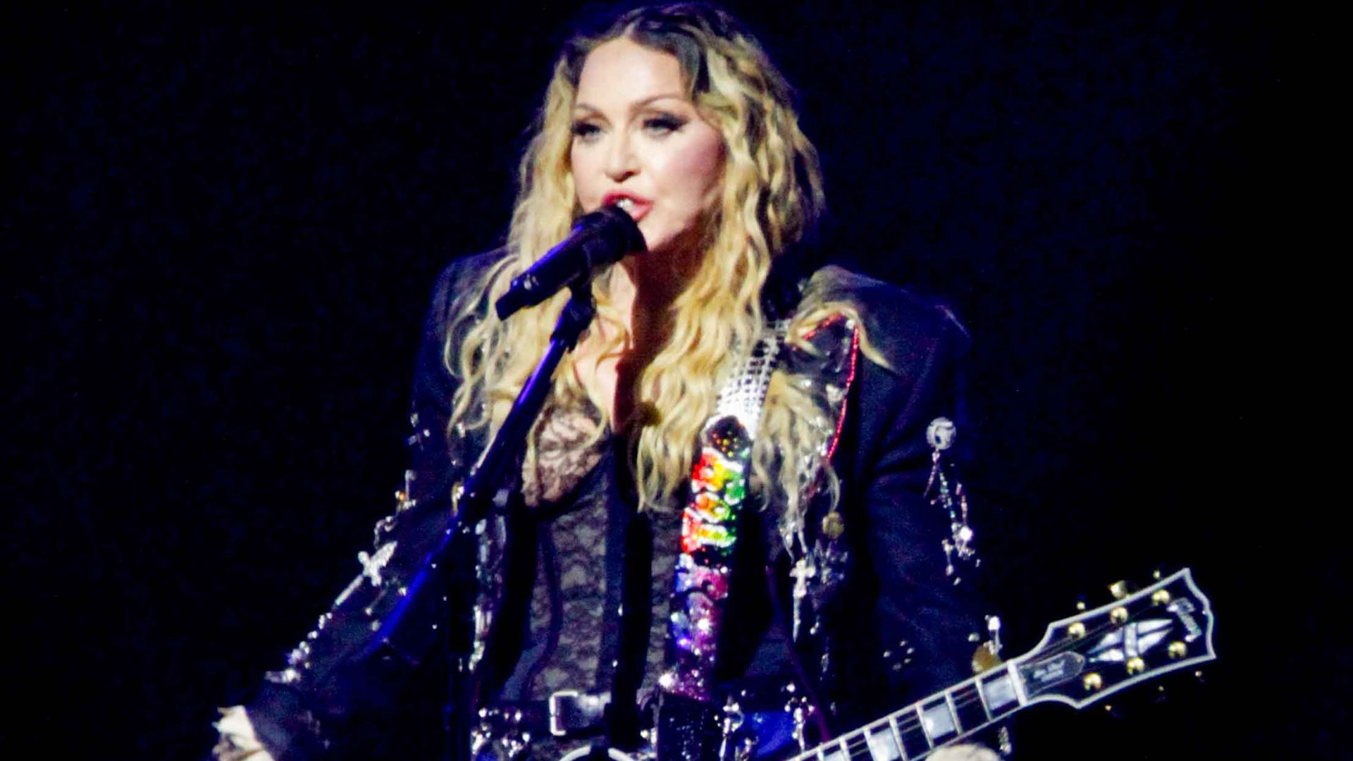 Show de Madonna divide opiniões entre elogios e críticas em meio a tragédia; vote