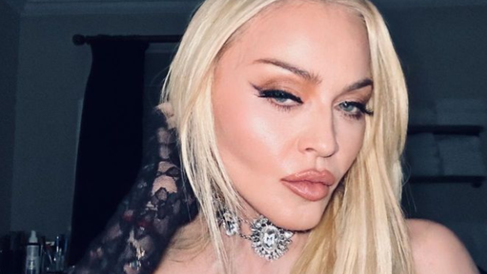 Madonna é processada por conteúdo sexual de show em turnê, diz site