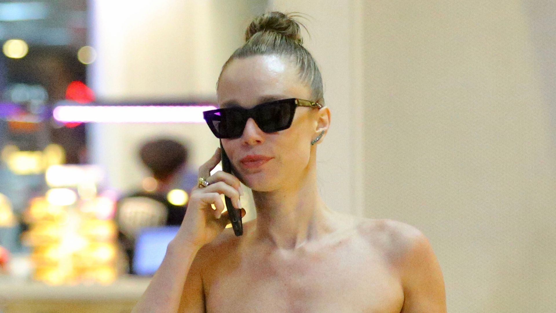 Mariana Ximenes esbanja elegância em aeroporto no Rio de Janeiro