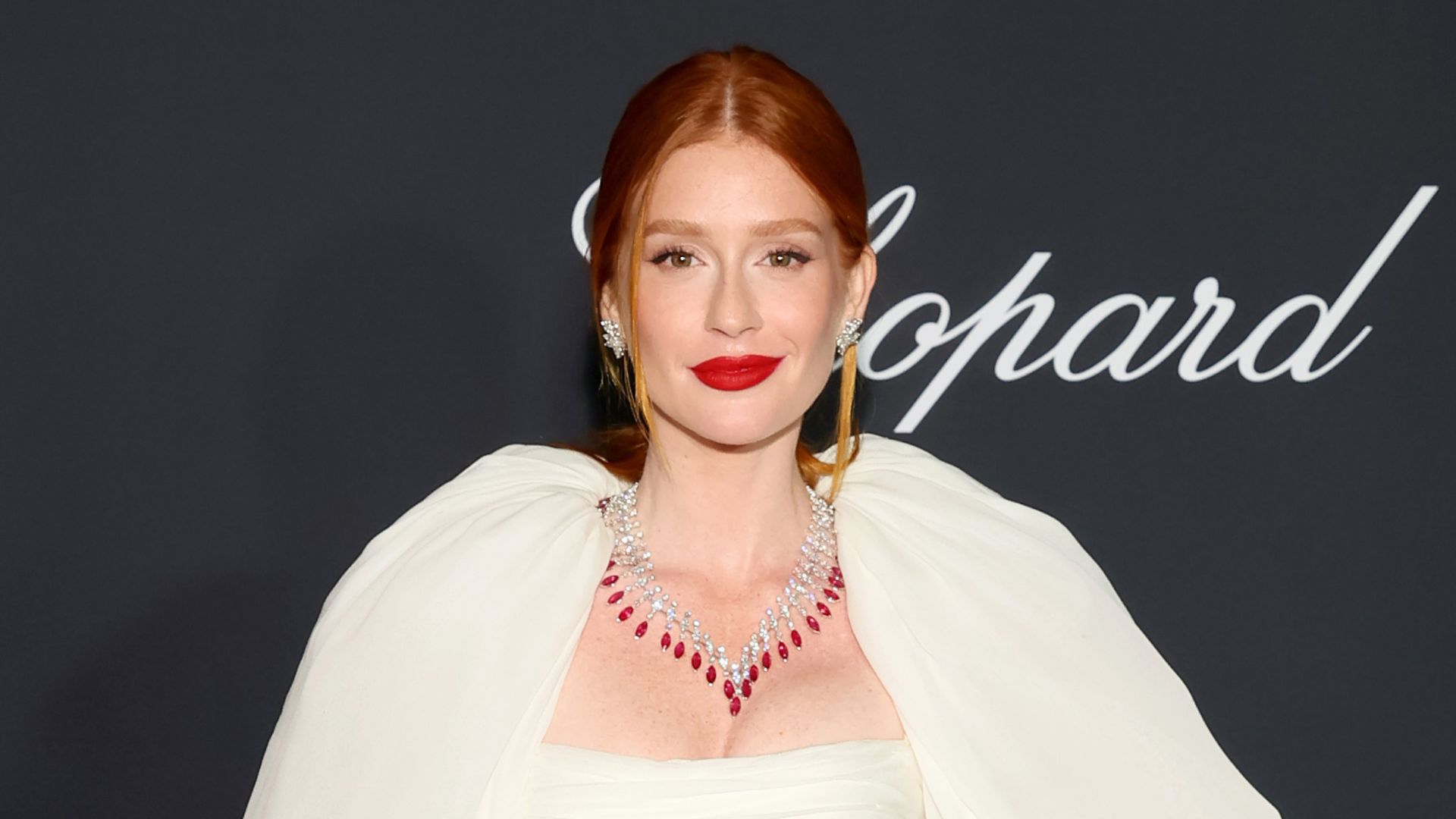 Marina Ruy Barbosa retorna ao Festival de Cannes com look extravagante