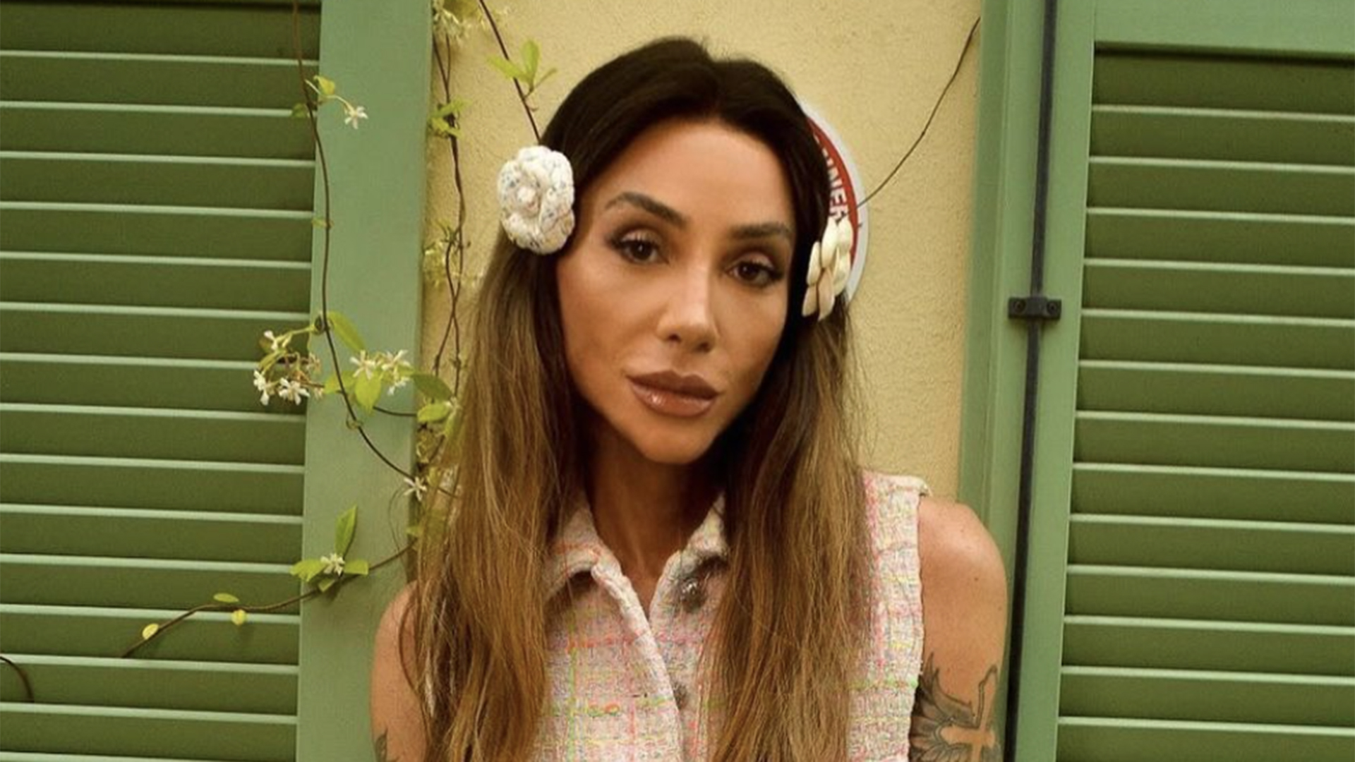 Maya Massafera aparece de shorts grifado após revelar crise no exterior