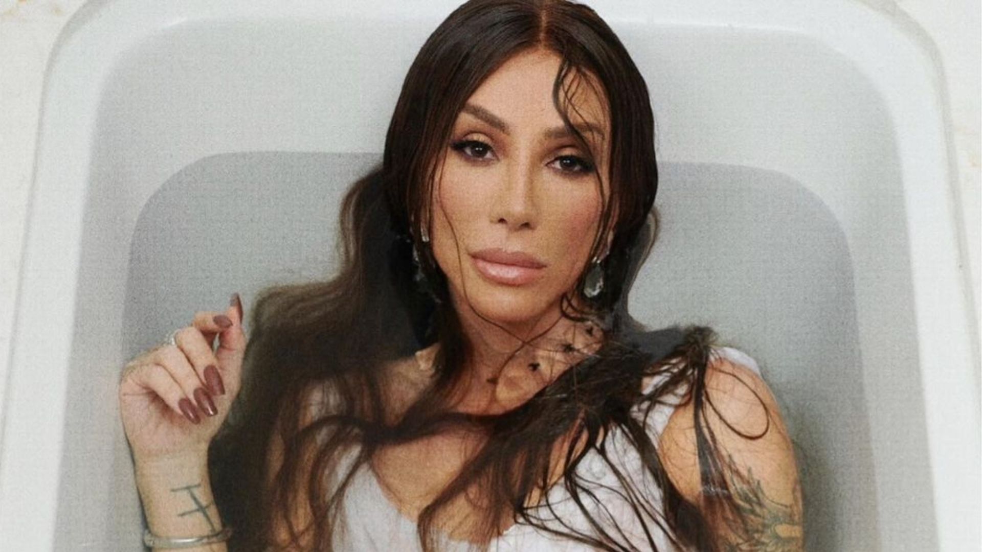 Maya Massafera surge belíssima em novas fotos com look transparente