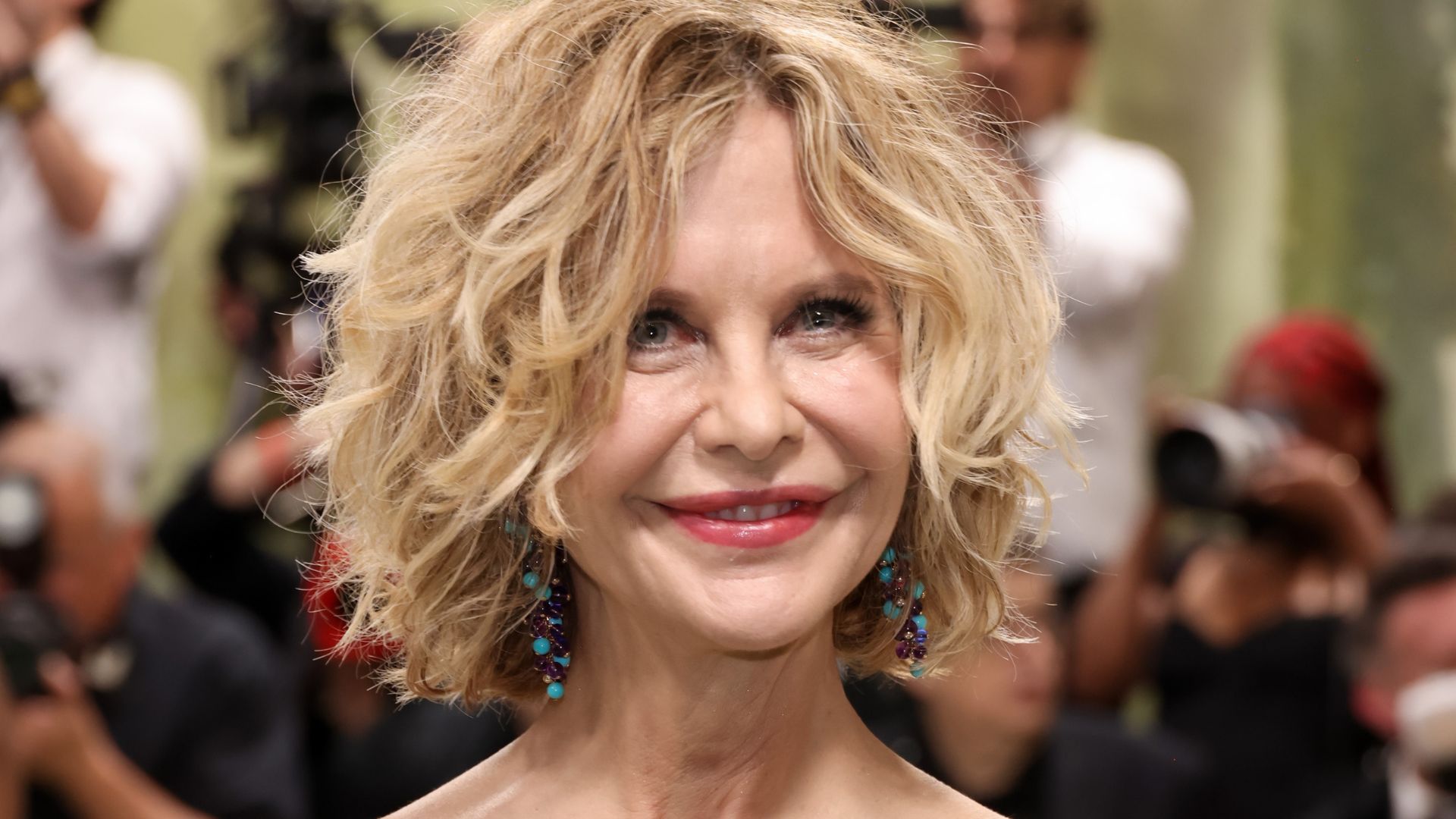 Meg Ryan chama atenção em rara aparição no Met Gala 2024