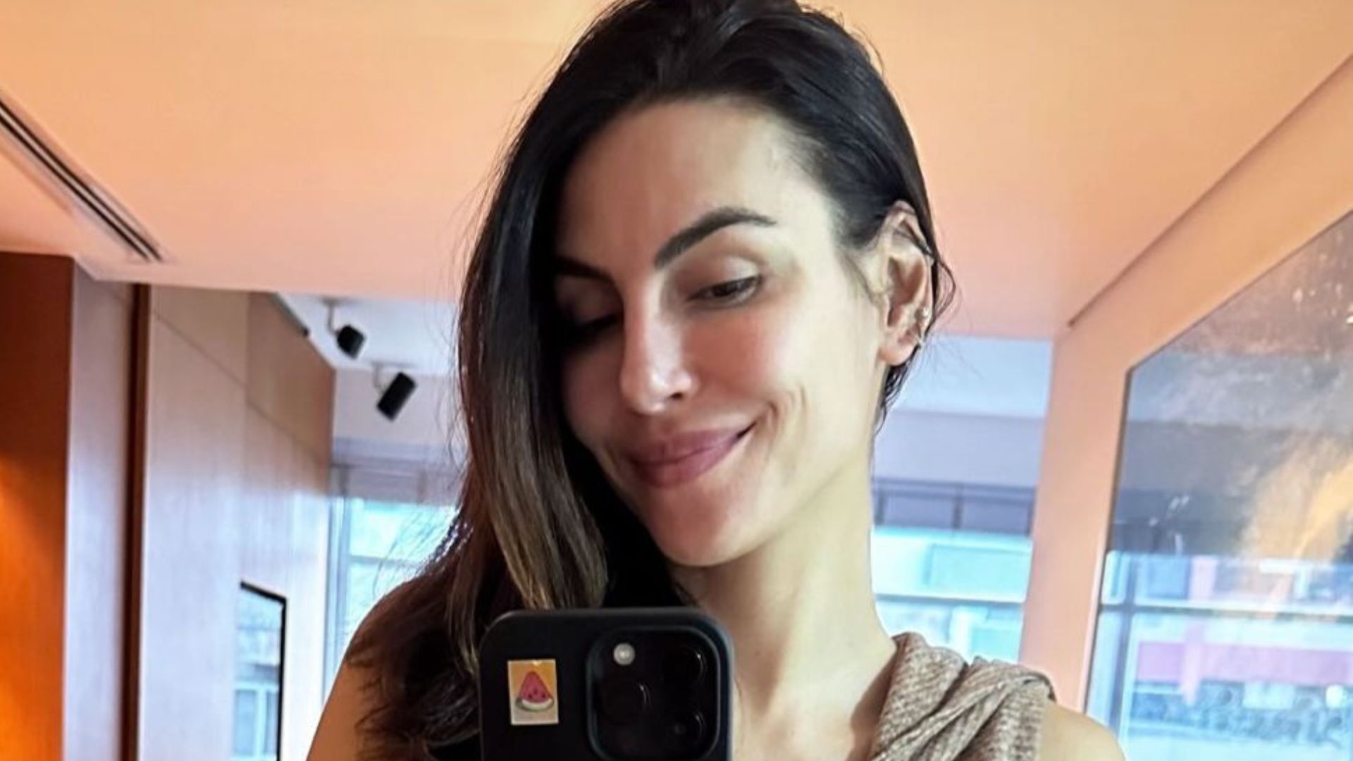 Na segunda gestação, Mel Fronckowiak exibe barriguinha em dia de frio
