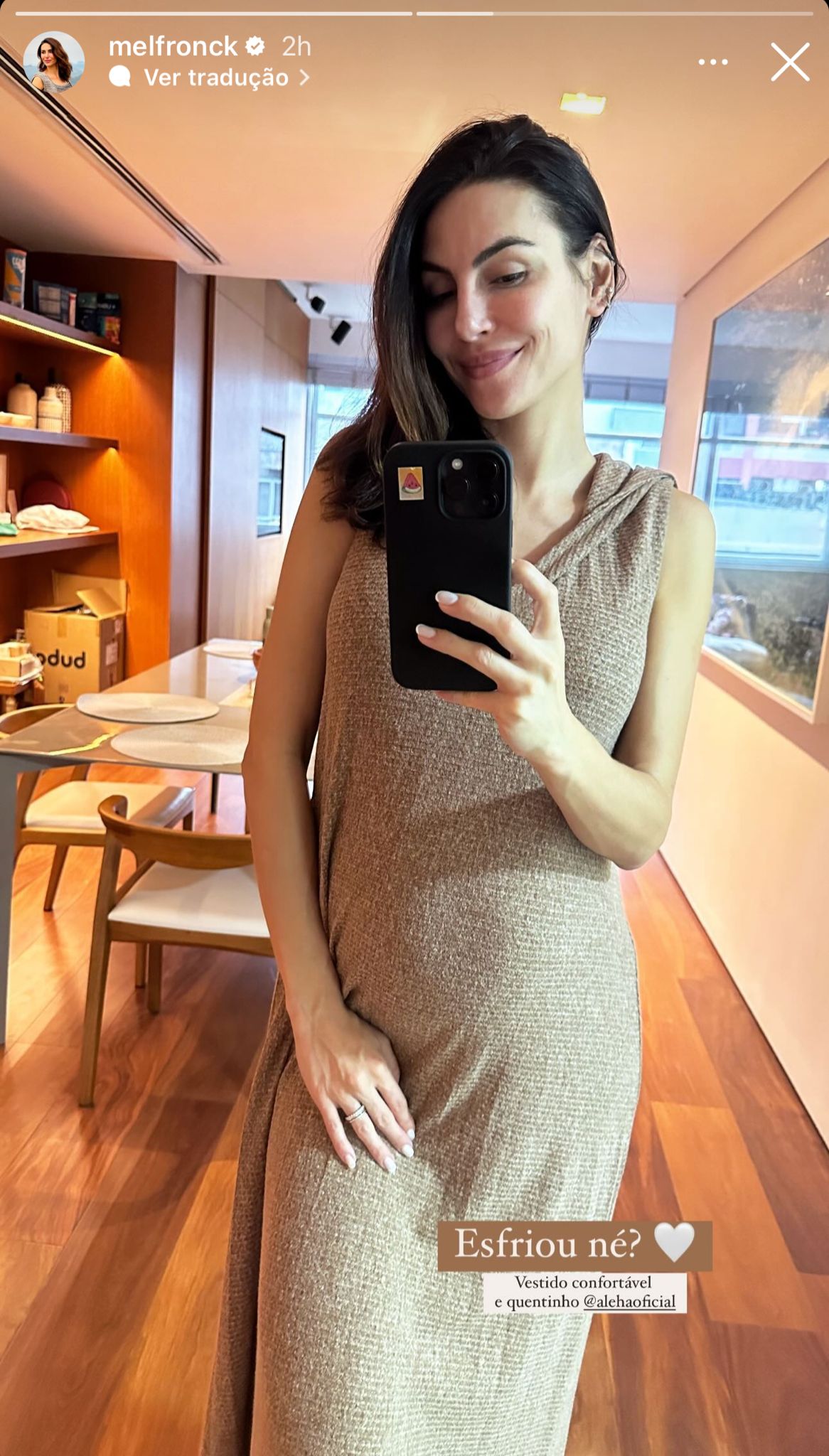Na segunda gestação, Mel Fronckowiak exibe barriguinha em dia de frio
