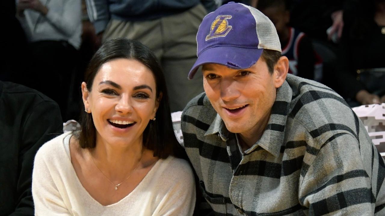 Ashton Kutcher e Mila Kunis fazem aparição rara com os filhos em jogo de basquete