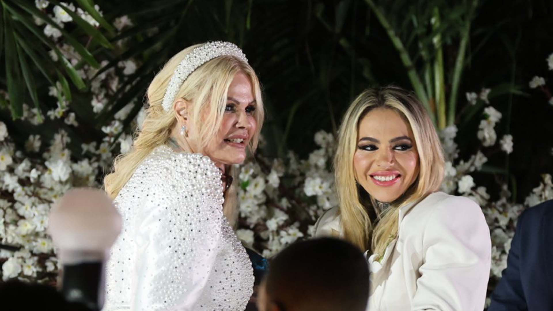 Veja a foto do bolo de casamento simples e luxuoso de Monique Evans