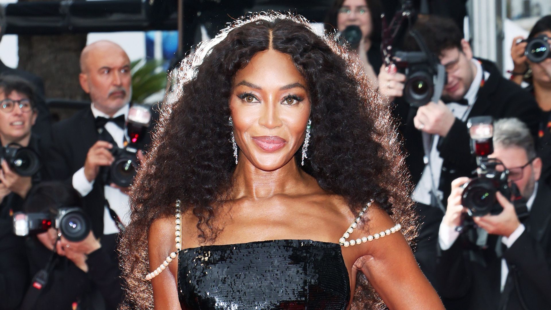 Em Cannes, Naomi Campbell usa vestido desfilado por ela nos anos 90