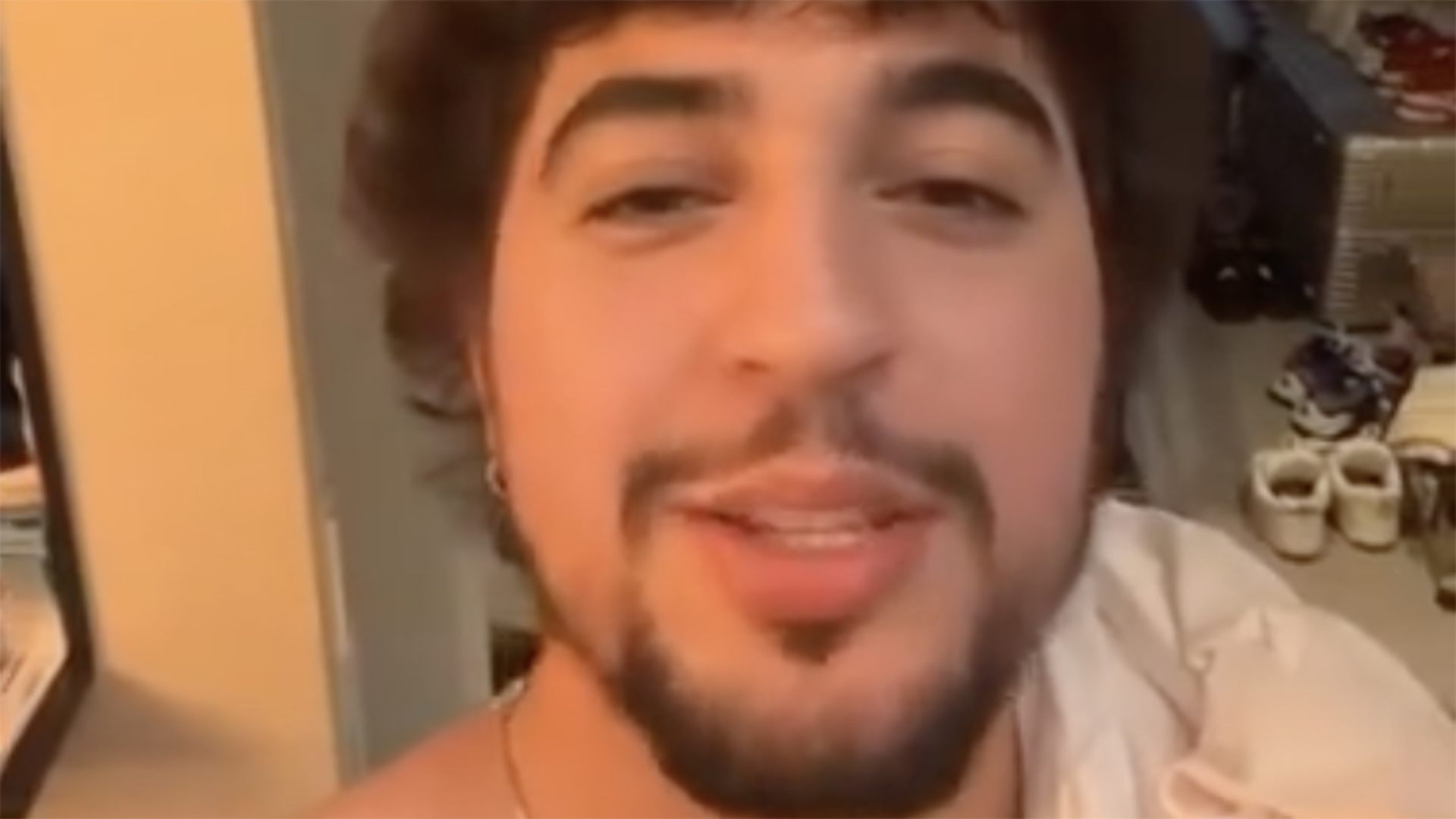 Nattan cai na risada ao ver o que seus cachorros aprontaram na casa de amigos