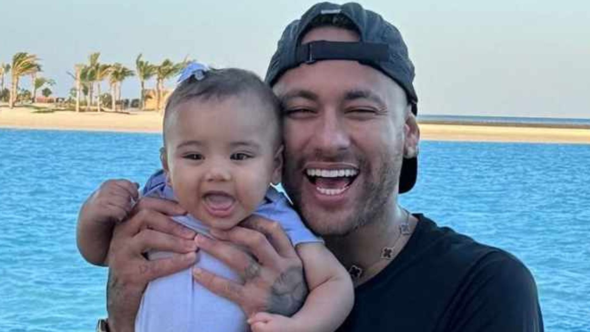 Neymar Jr combina looks com sua filha caçula, Mavie, em dia de praia
