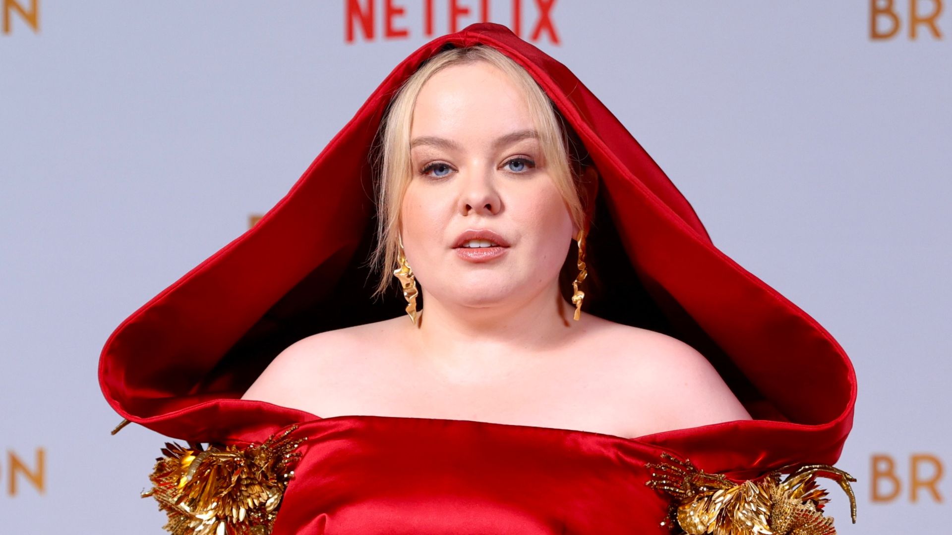 Nicola Coughlan, de ‘Bridgerton’, elege vestido poderoso para baile funk no Rio