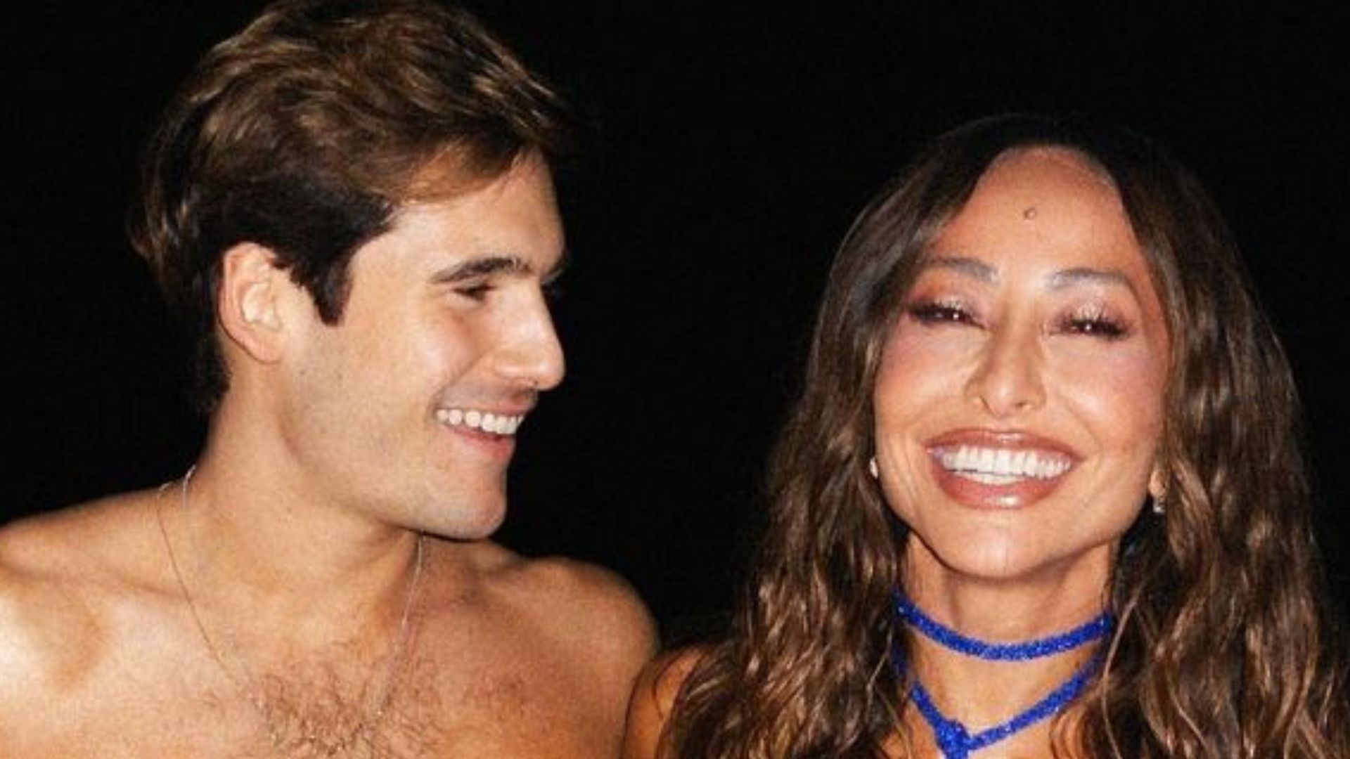Aos beijos, Nicolas Prattes e Sabrina Sato aproveitam noite de romance