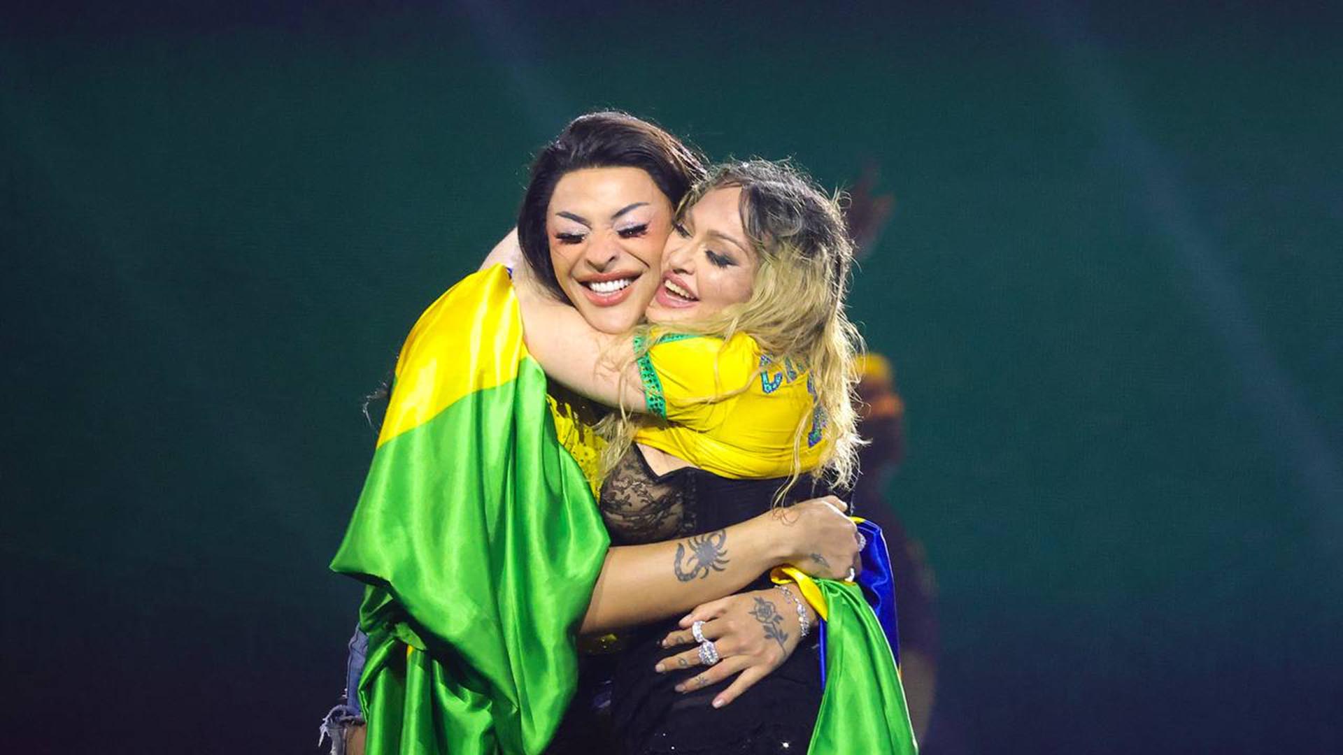 Pabllo Vittar dança com Madonna e carrega a cantora no colo em Copacabana