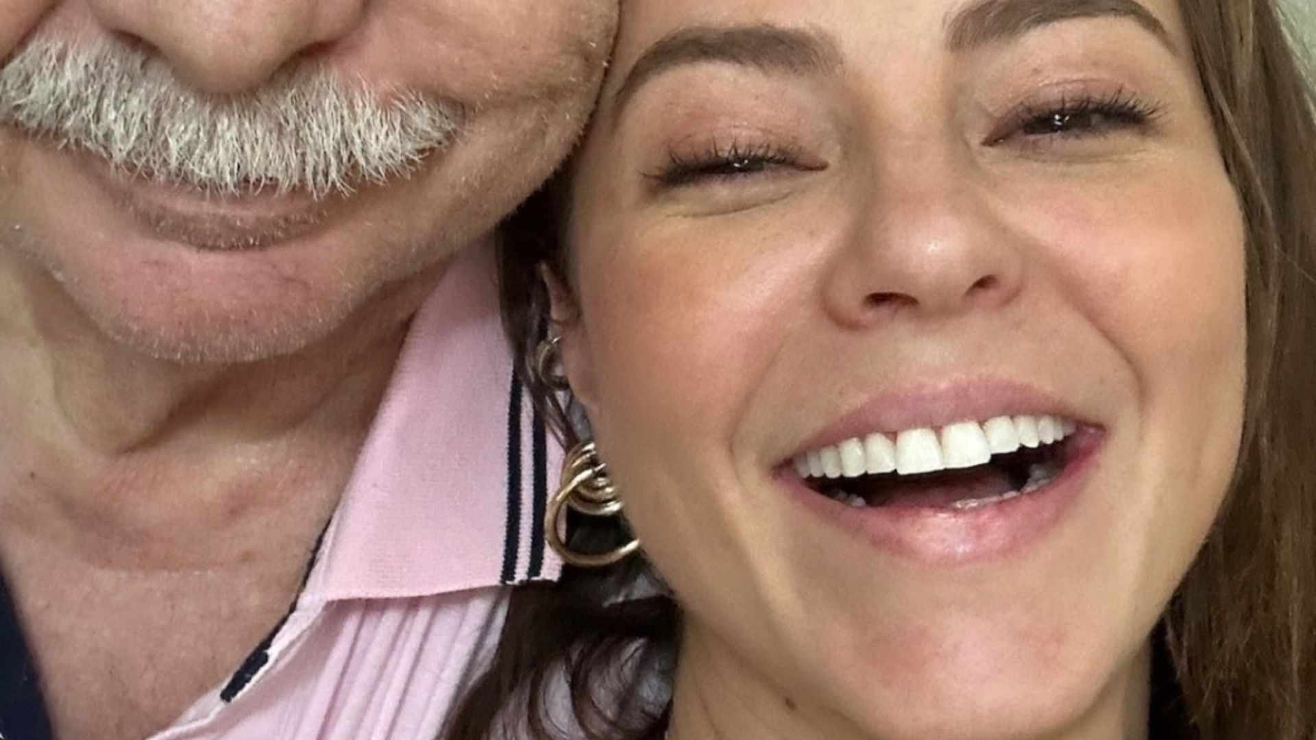 Em foto rara, pai de Paolla Oliveira tem semelhança apontada: ‘Mesma cara’