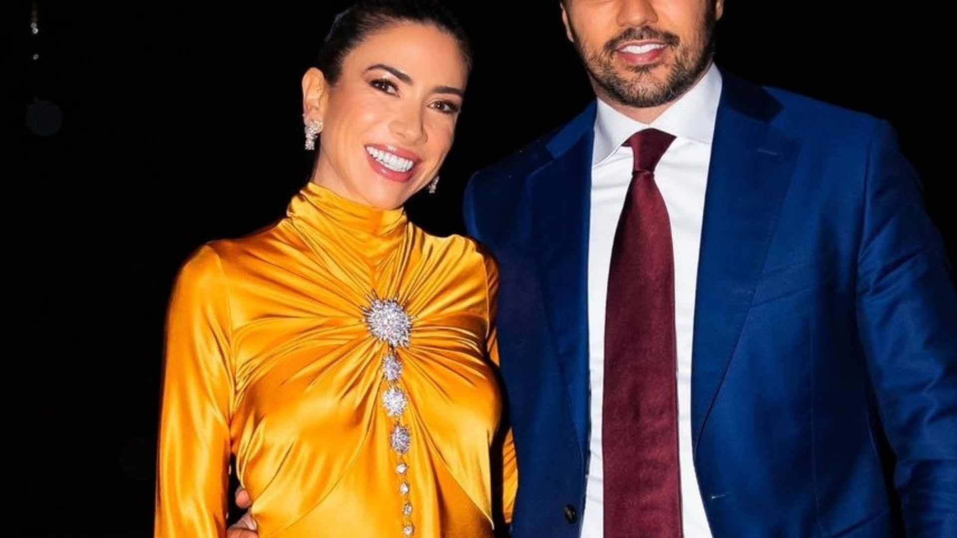 Patricia Abravanel impacta com look extravagante ao lado do marido