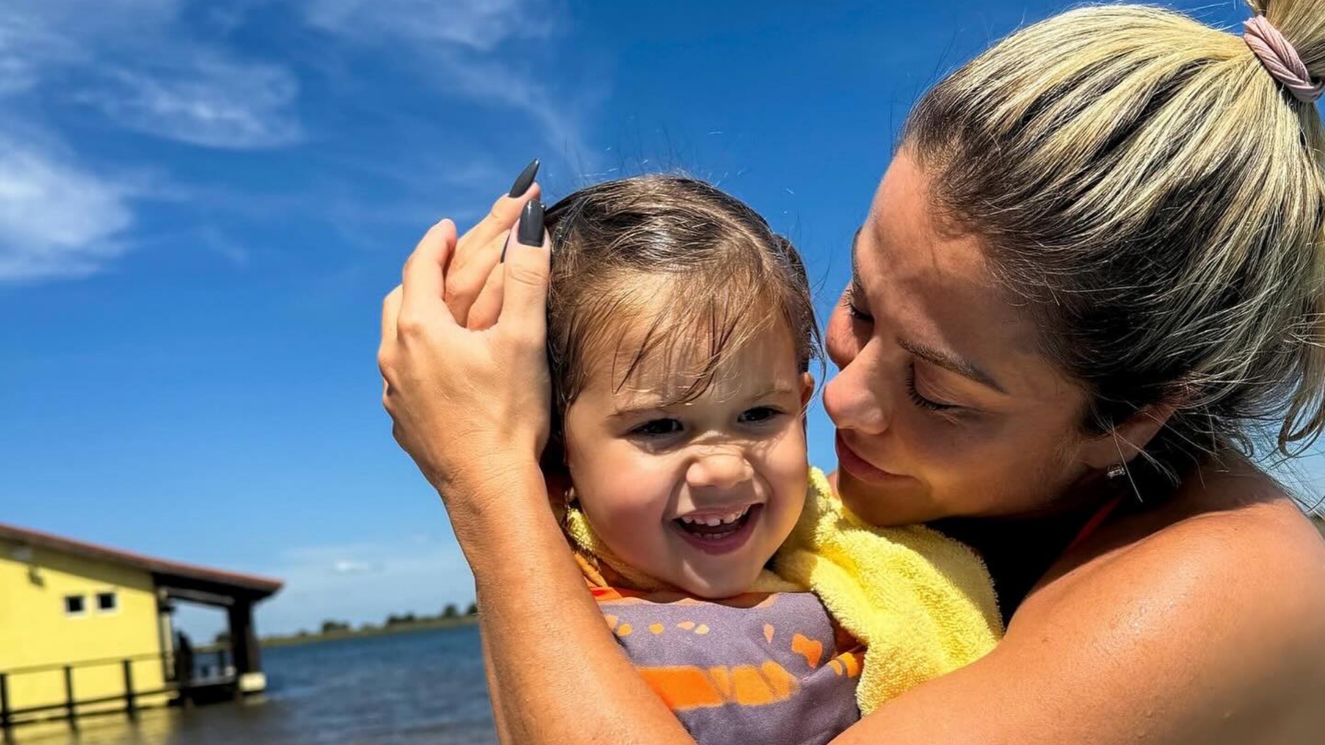 Poliana Rocha se derrete ao comemorar o aniversário da neta: “Tão parecidas”