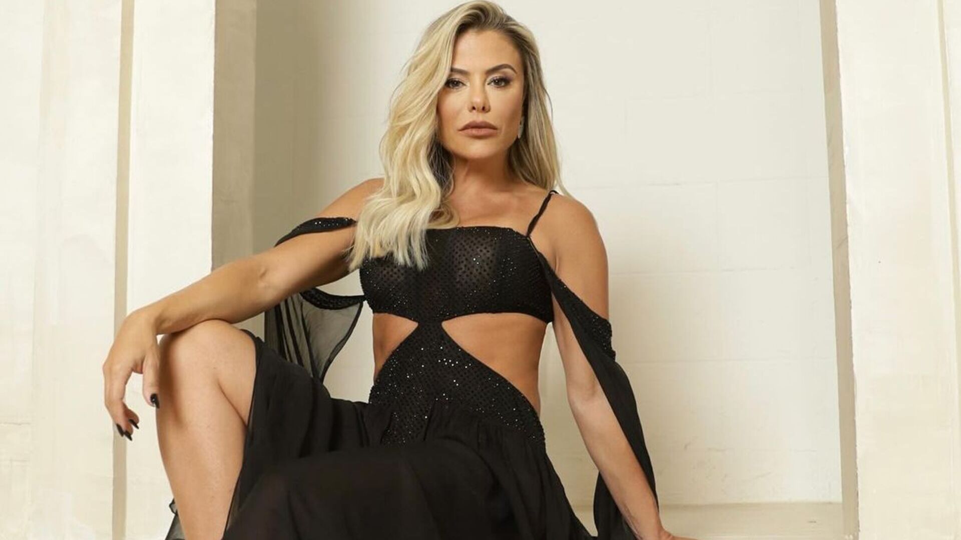 Poliana Rocha arrasa com look com fenda e recorte na barriga: ‘Maravilhosa’