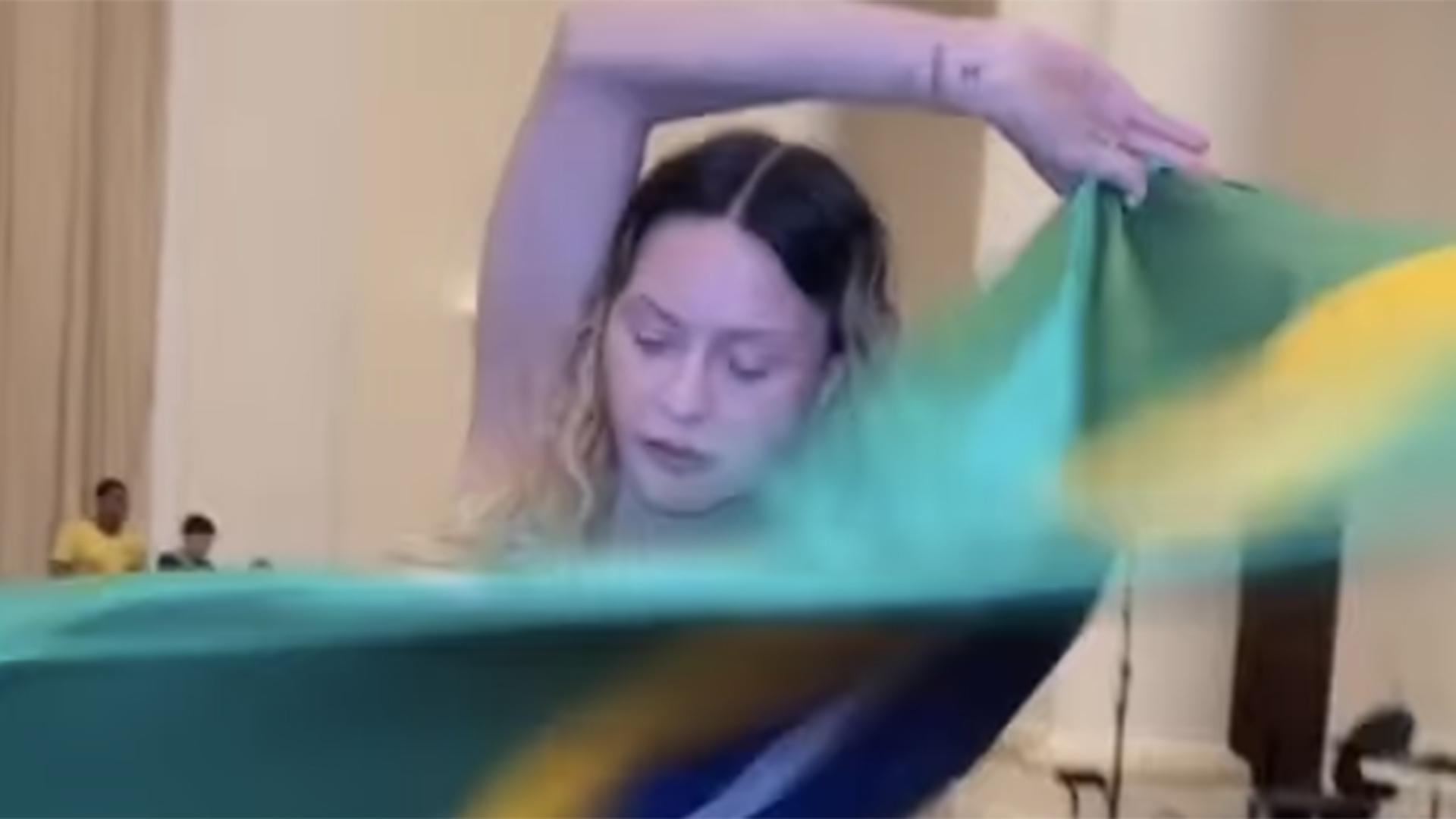 Madonna faz posts com bandeira do Brasil horas antes de show em Copacabana