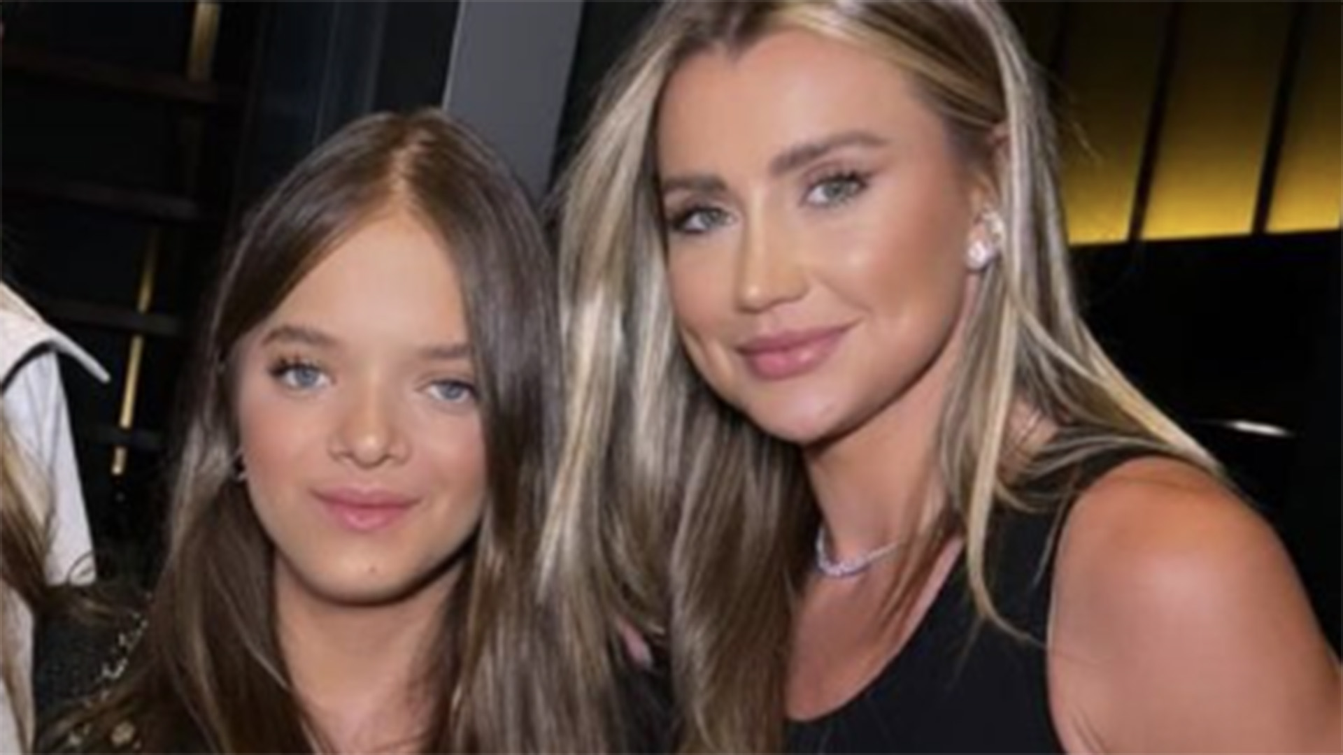 Rafaella Justus e a madrasta usam looks iguais em noite especial
