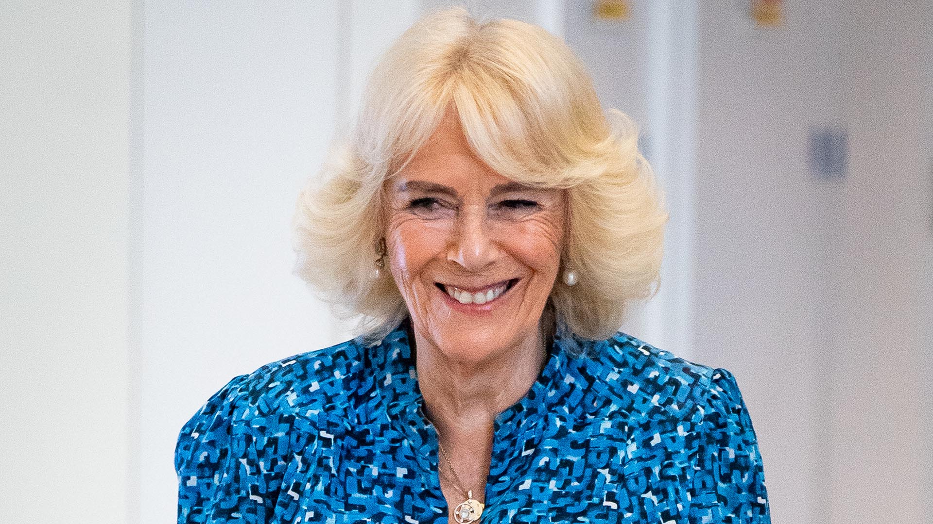 Rainha Camilla faz uma promessa ao escrever uma carta para grupo