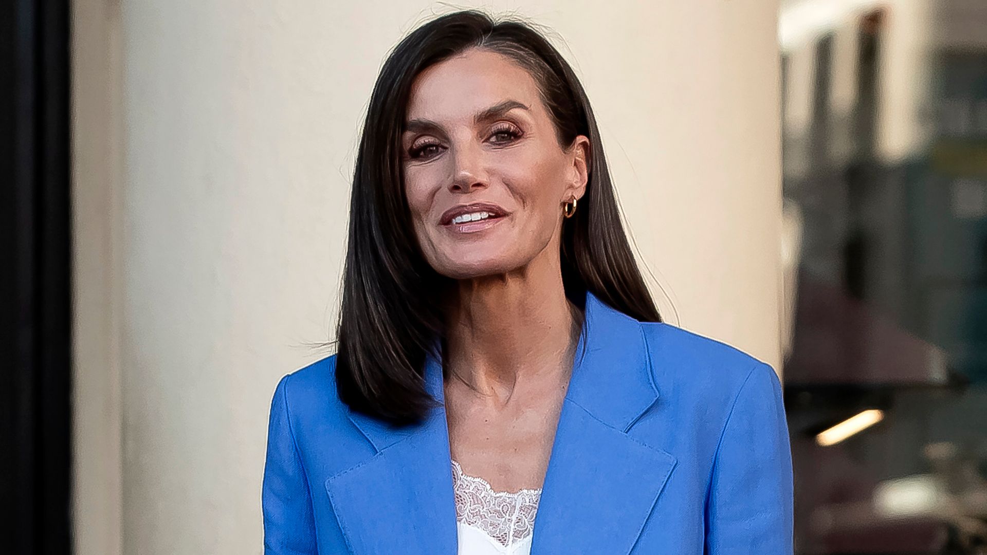 Rainha Letizia da Espanha usa look casual chique ao retomar agenda oficial