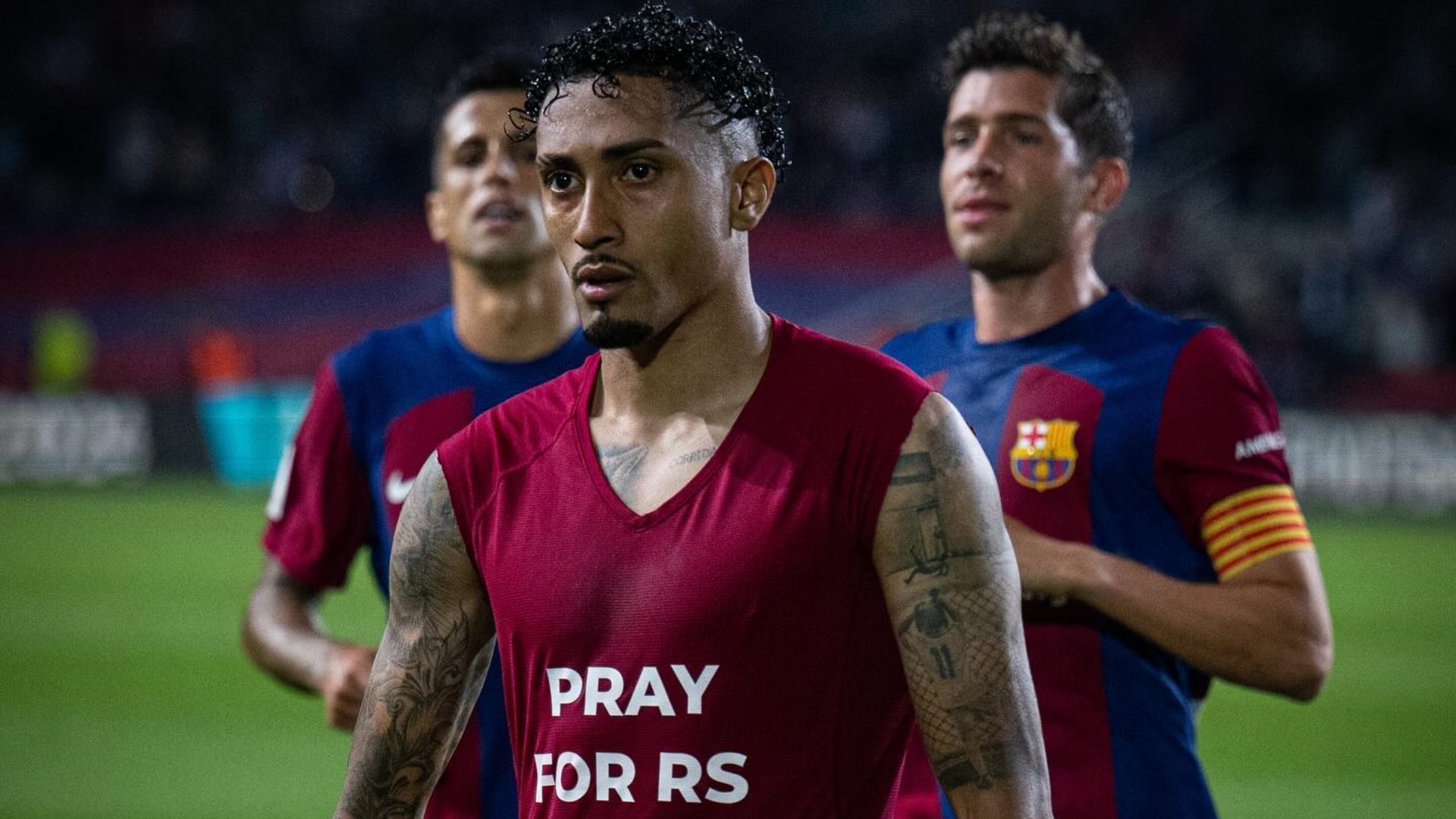 Jogador do Barcelona é multado após mostrar mensagem em apoio ao RS