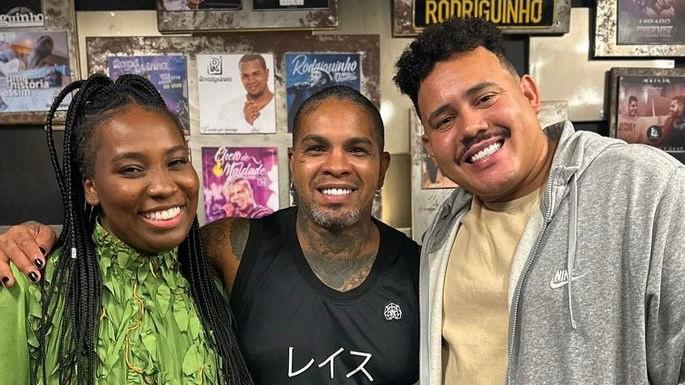 Rodriguinho recebe visita de participantes do BBB 24 em sua casa
