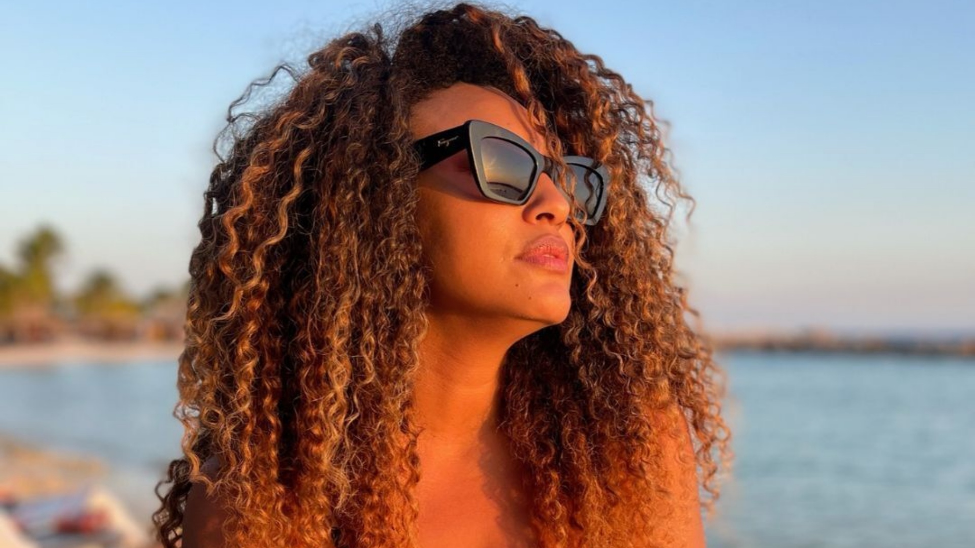 Sheron Menezzes esbanja beleza em cliques na praia: “Musa”