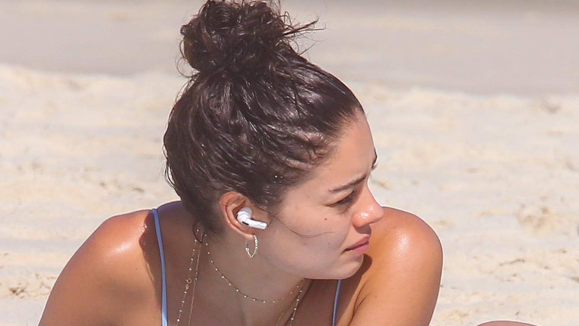 Sophie Charlotte renova o bronzeado em dia na praia