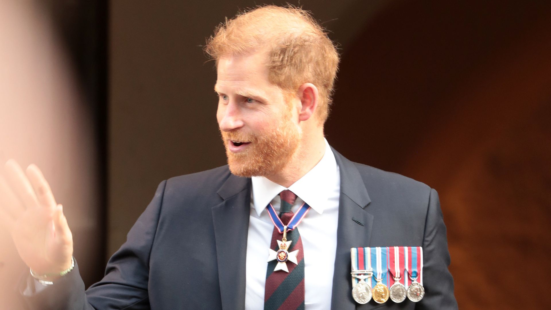 Sozinho, príncipe Harry participa de serviço em catedral de Londres