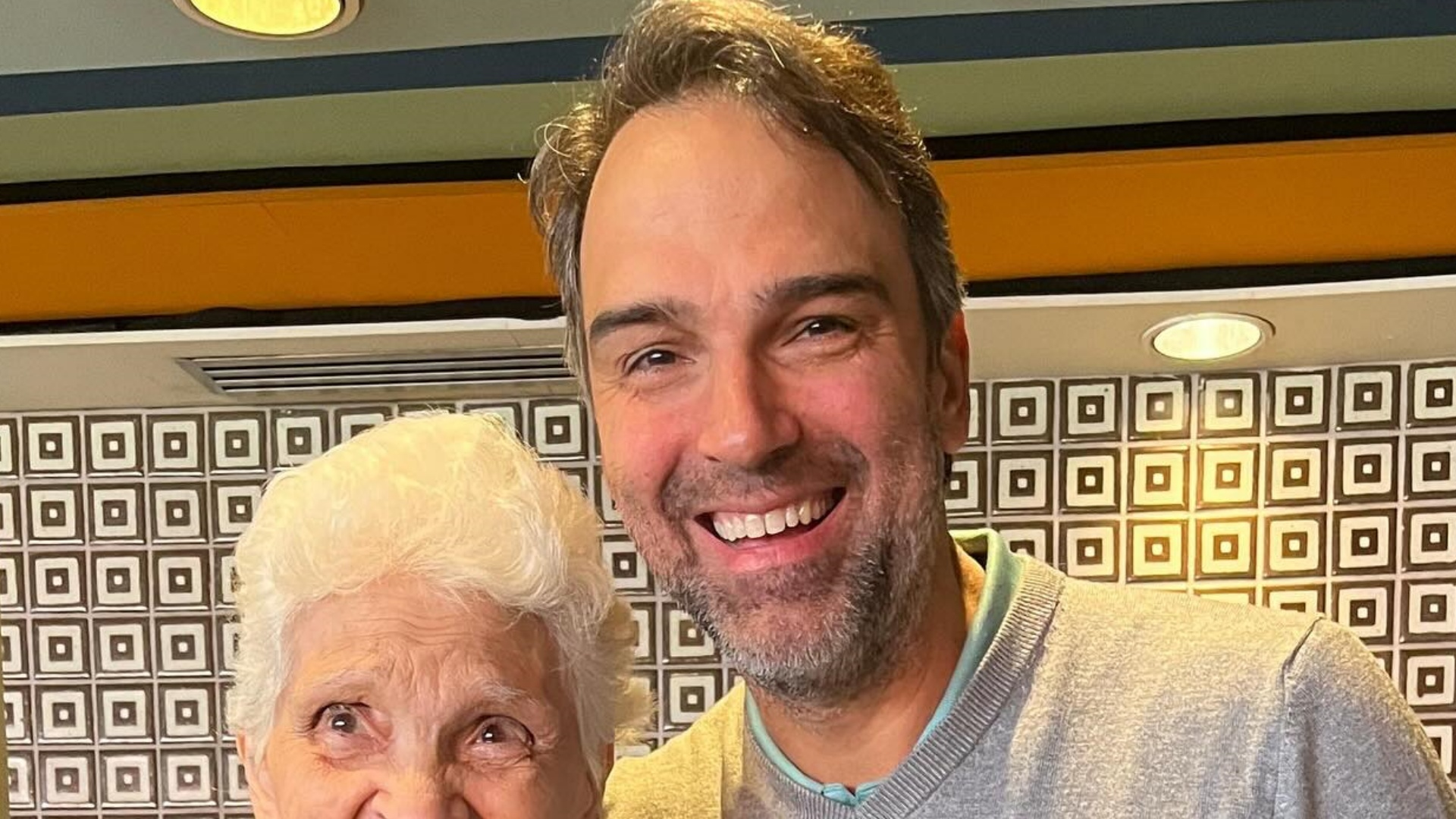 Tadeu Schmidt comemora aniversário de 90 anos da mãe: “Seja feliz”