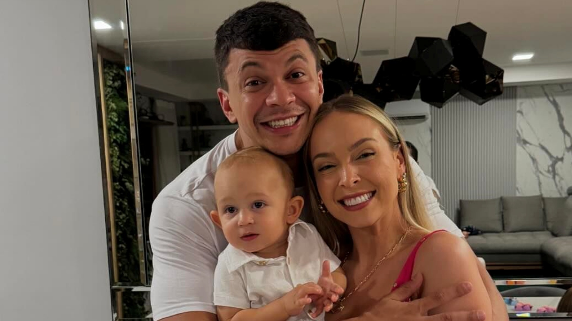 Tata Estaniecki e Júlio Cocielo comemoram aniversário do filho com festa intimista