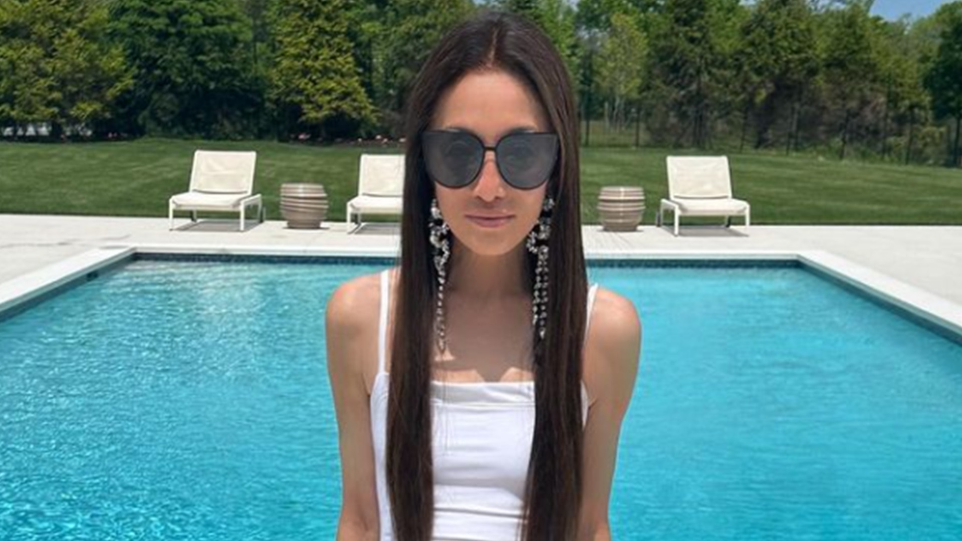 Estilista de 74 anos posta foto na piscina e detalhe chama atenção