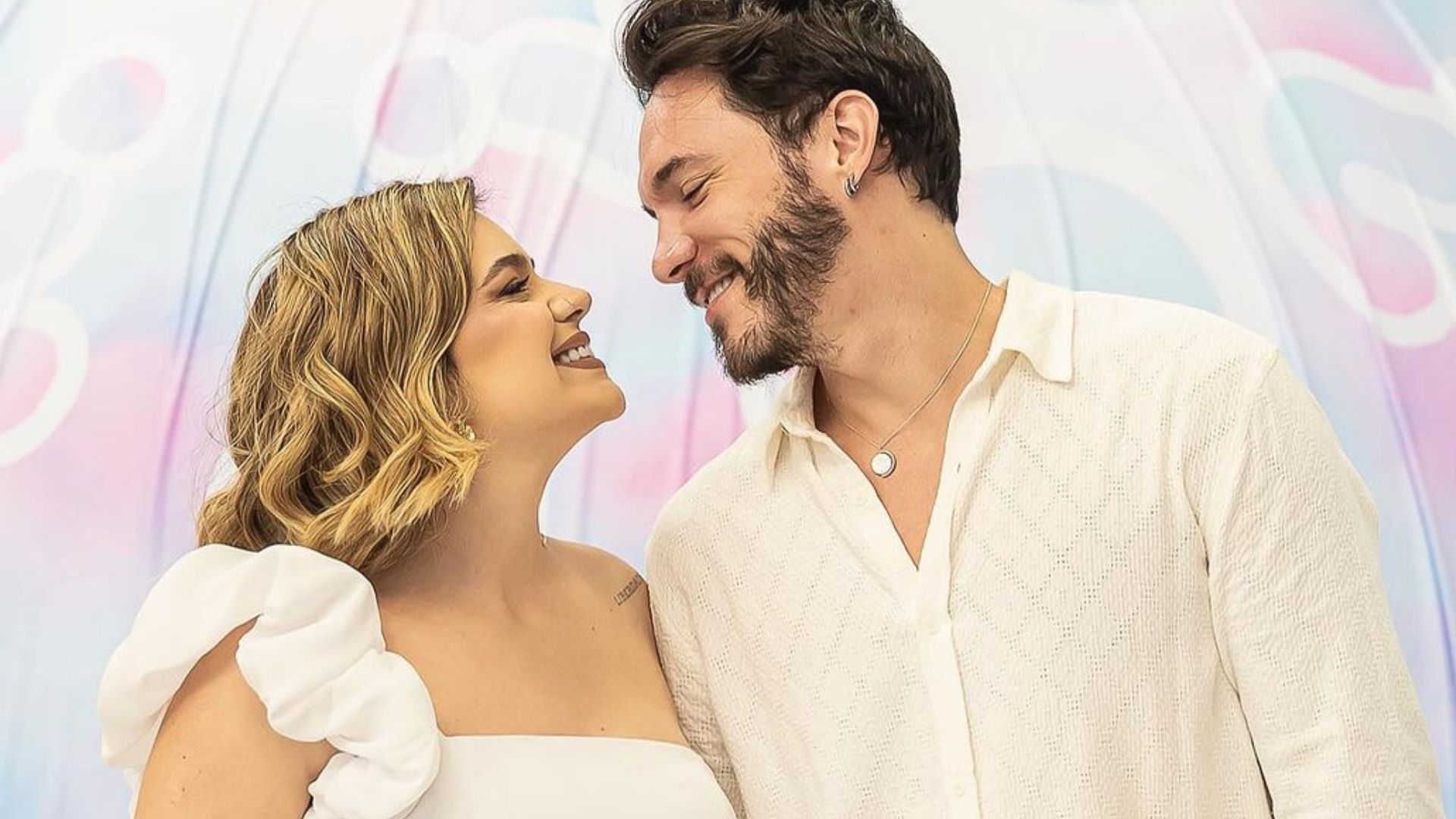 Eliezer se declara para Viih Tube ao abrir álbum de fotos do chá revelação