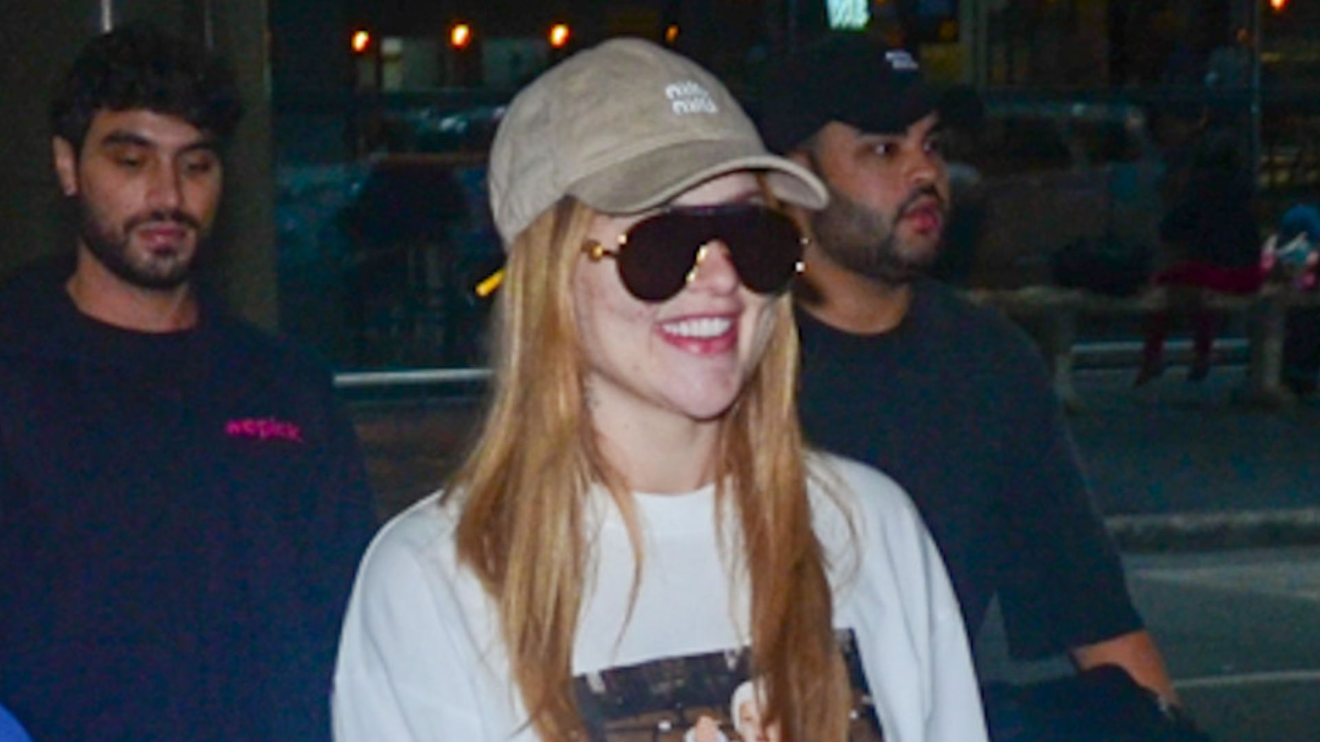 Virginia Fonseca usa blusa personalizada com foto da filha em aeroporto