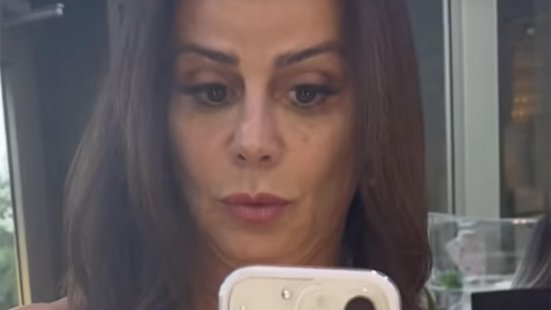 Viviane Araujo mostra o tamanho do seu cabelo natural ao tirar o aplique