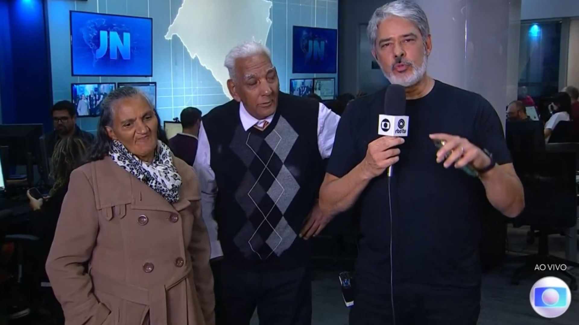 William Bonner leva casal de idosos desabrigados para a redação e emociona