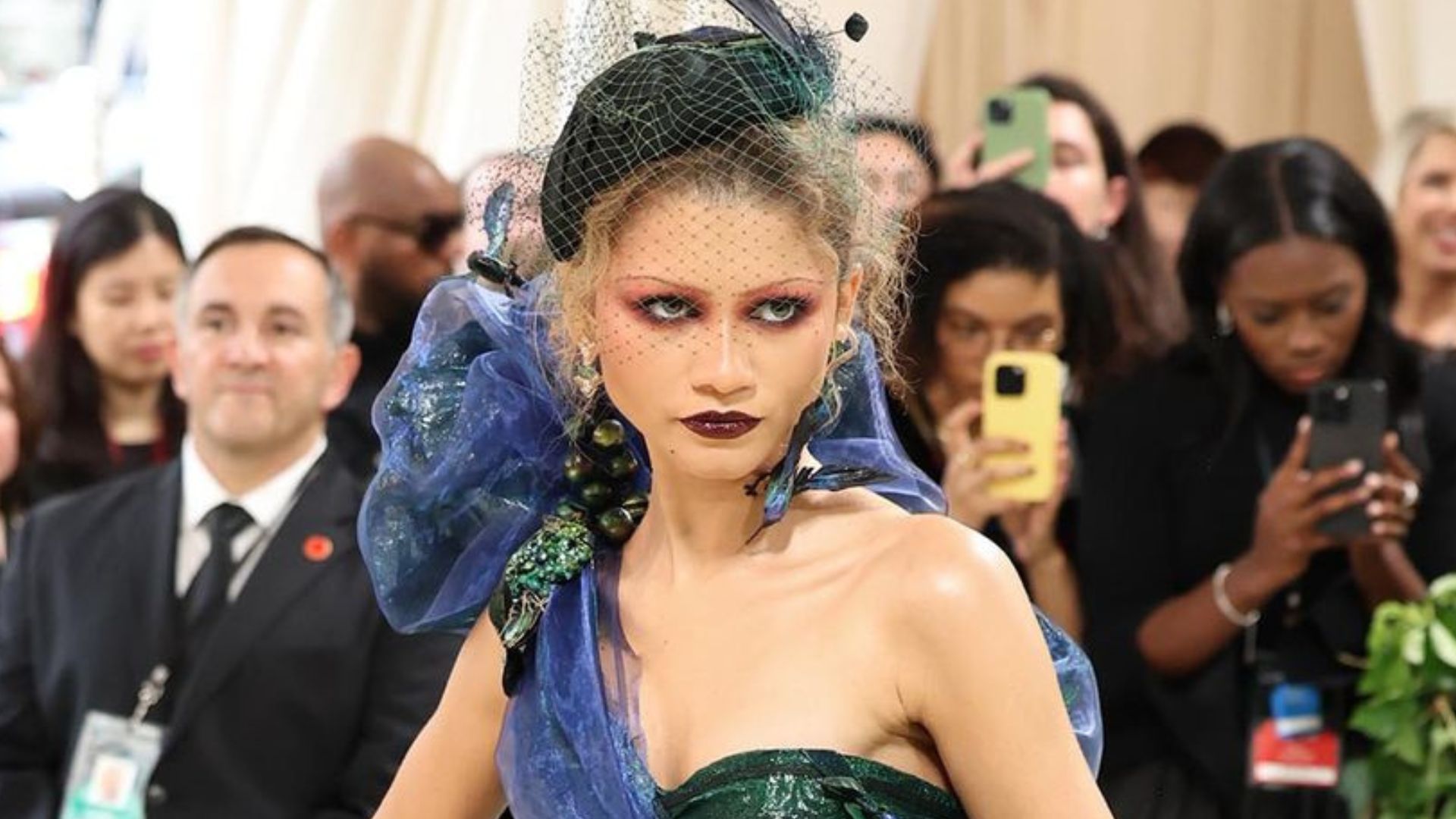 Zendaya brilha como anfitriã em look ousado no MET Gala 2024