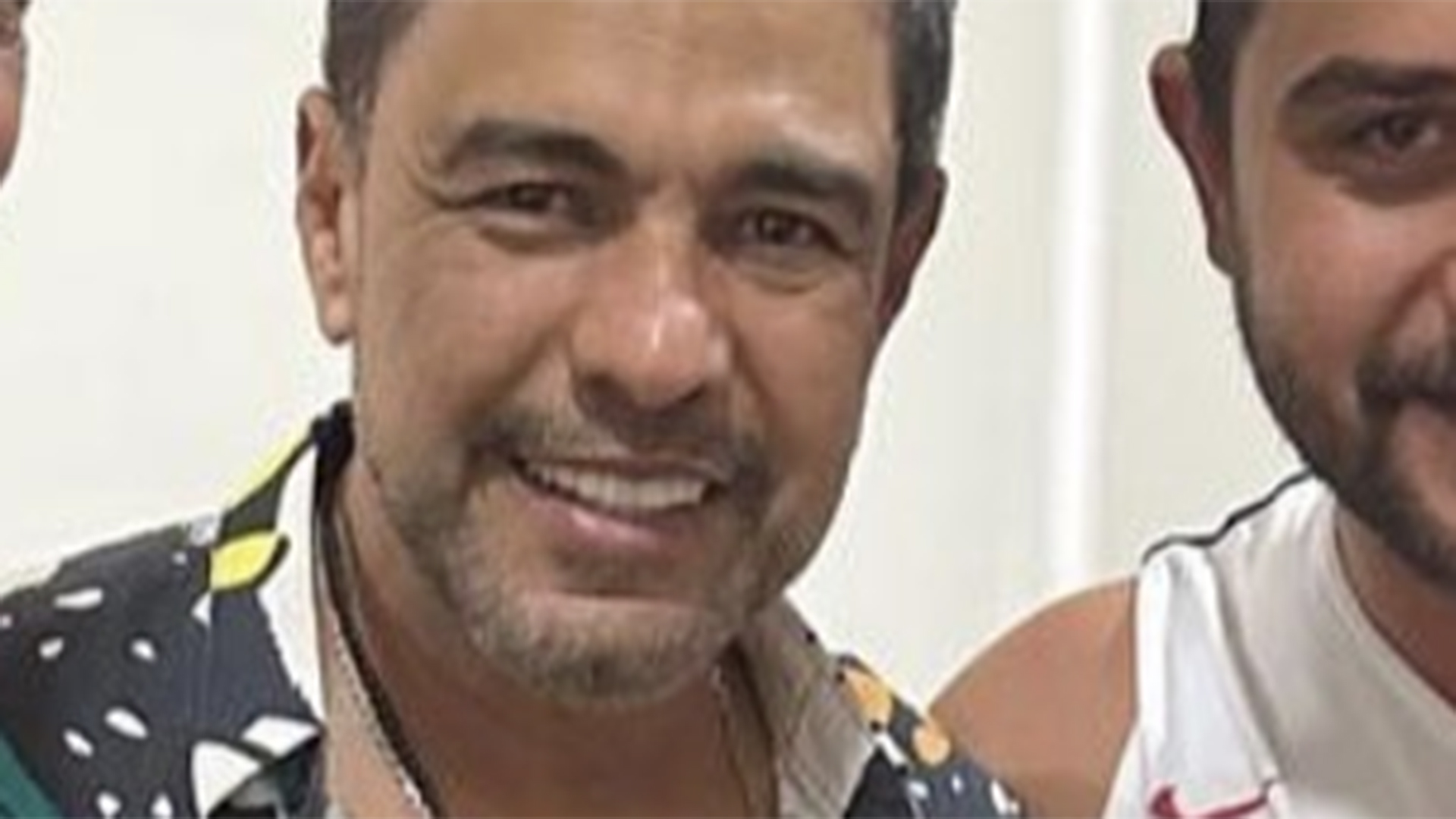Zezé Di Camargo visita a neta recém-nascida de Luciano Camargo