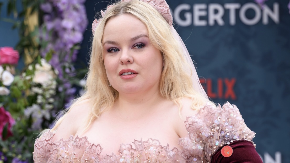 Nicola Coughlan escolhe look de tirar o fôlego para première de ‘Bridgerton’