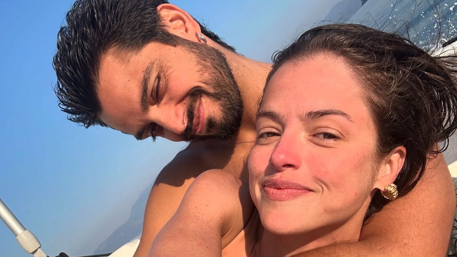 Agatha Moreira e Rodrigo Simas aproveitam passeio de barco com amigos