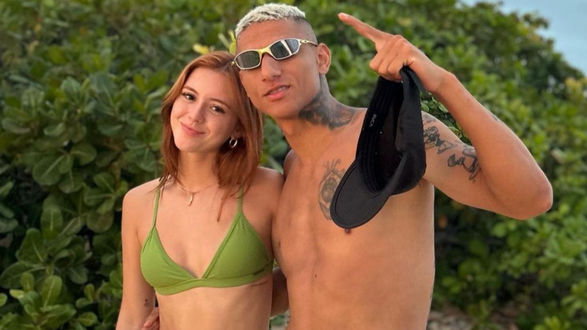 Durante férias no México, Richarlison troca alianças com a namorada