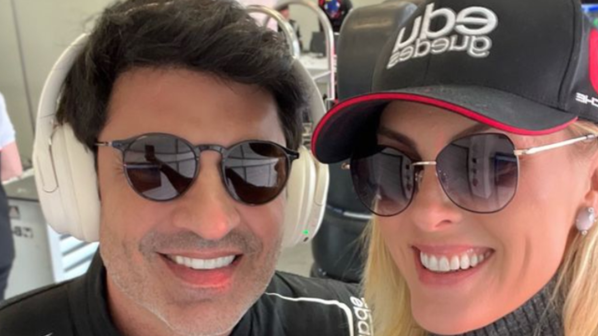 Ana Hickmann posa com Edu Guedes e exibe aliança luxuosa: “Noivos!”