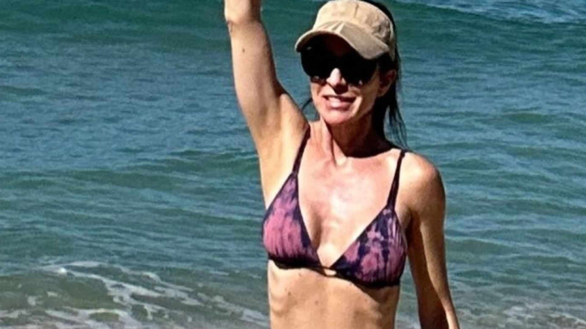 Ana Paula Padrão esbanja beleza impressionante na praia: ‘Maravilhosa’