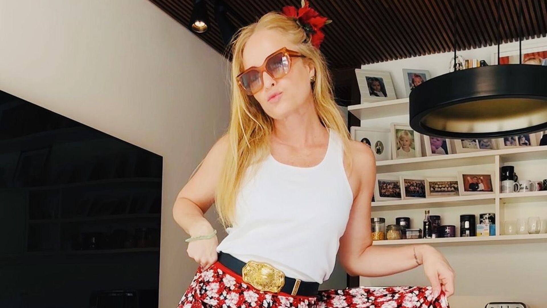 Angélica mostra pinta em look ousado para festa junina da filha na escola