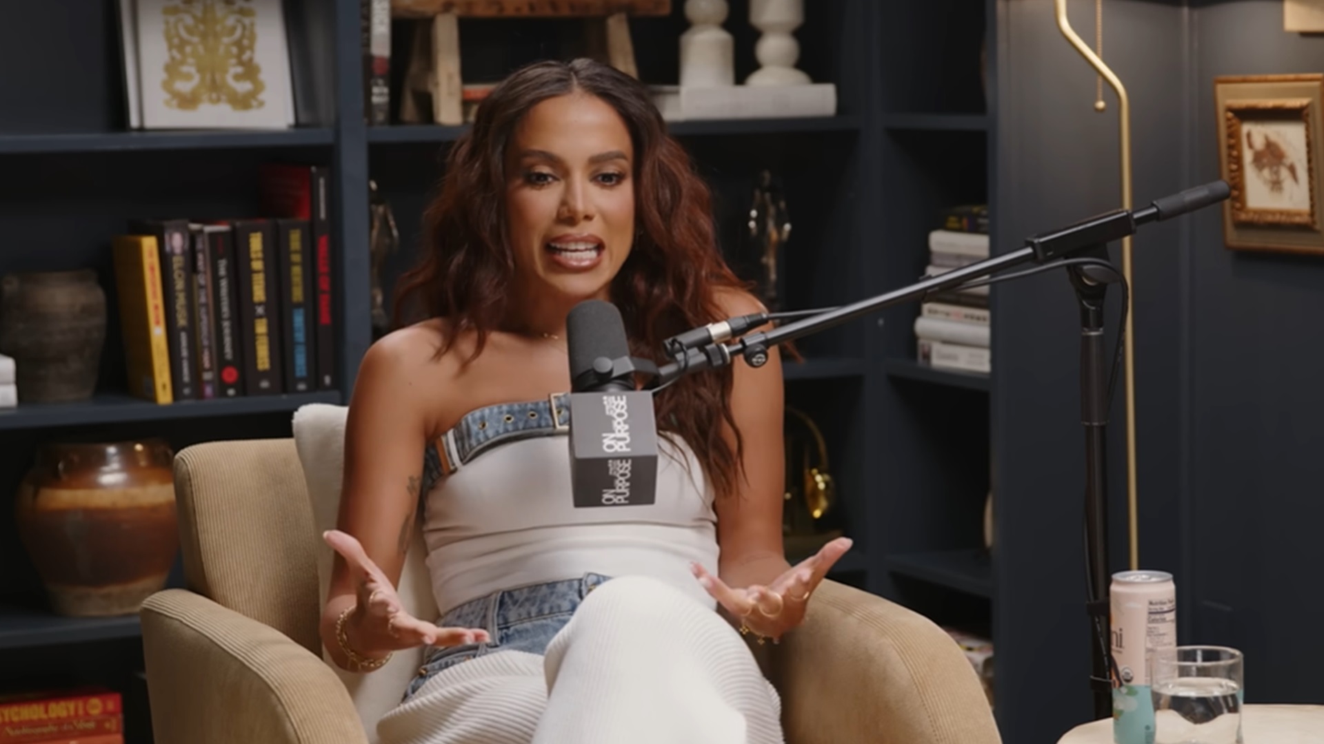 Anitta se manifesta após fala contra bilionários em podcast